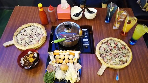 Detail Makanan Di Atas Meja Nomer 28