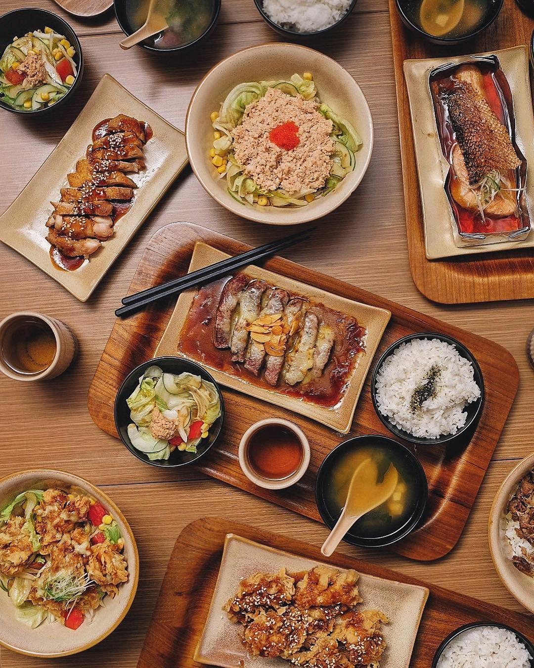 Detail Makanan Di Atas Meja Nomer 29