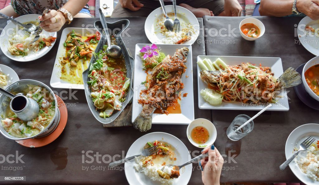 Detail Makanan Di Atas Meja Nomer 32
