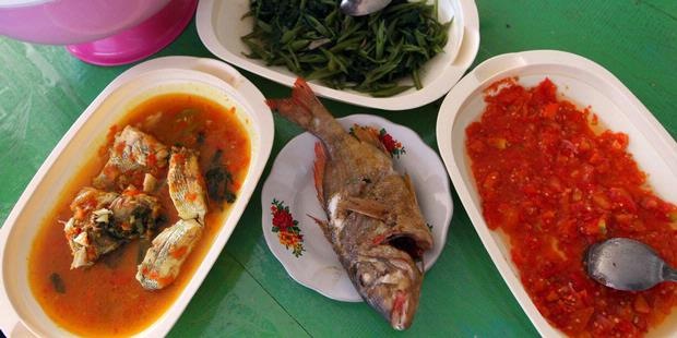 Detail Makanan Di Atas Meja Nomer 40
