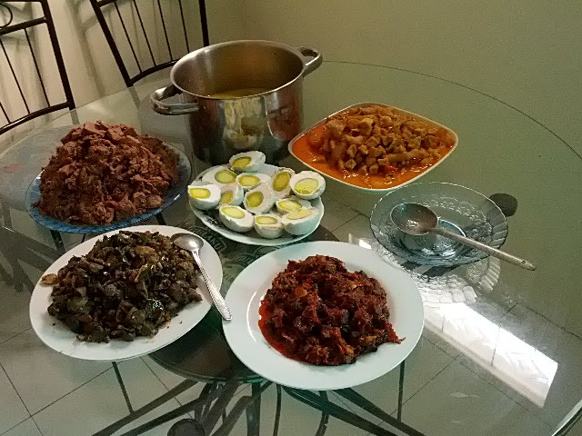 Detail Makanan Di Atas Meja Nomer 7