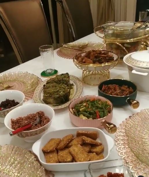 Detail Makanan Di Meja Makan Rumah Nomer 10