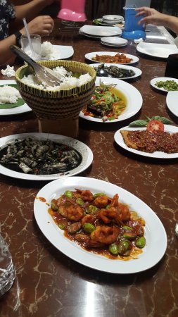 Detail Makanan Di Meja Makan Rumah Nomer 3