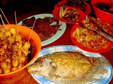 Detail Makanan Di Meja Makan Rumah Nomer 28