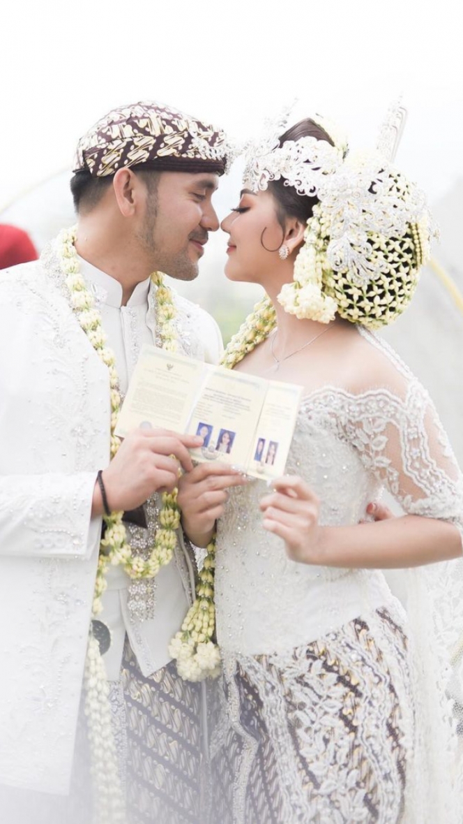 Detail Make Up Foto Buku Nikah Nomer 46