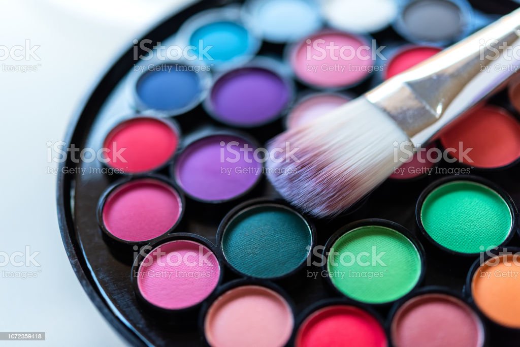 Detail Make Up Warna Warni Nomer 35