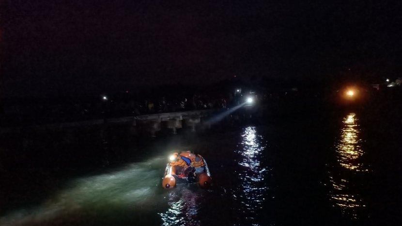 Detail Mancing Malam Hari Di Dermaga Nomer 22