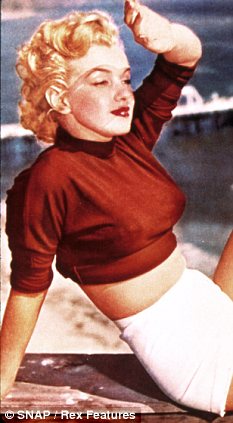 Detail Marilyn Monroe Beach Sweater Photo Nomer 46