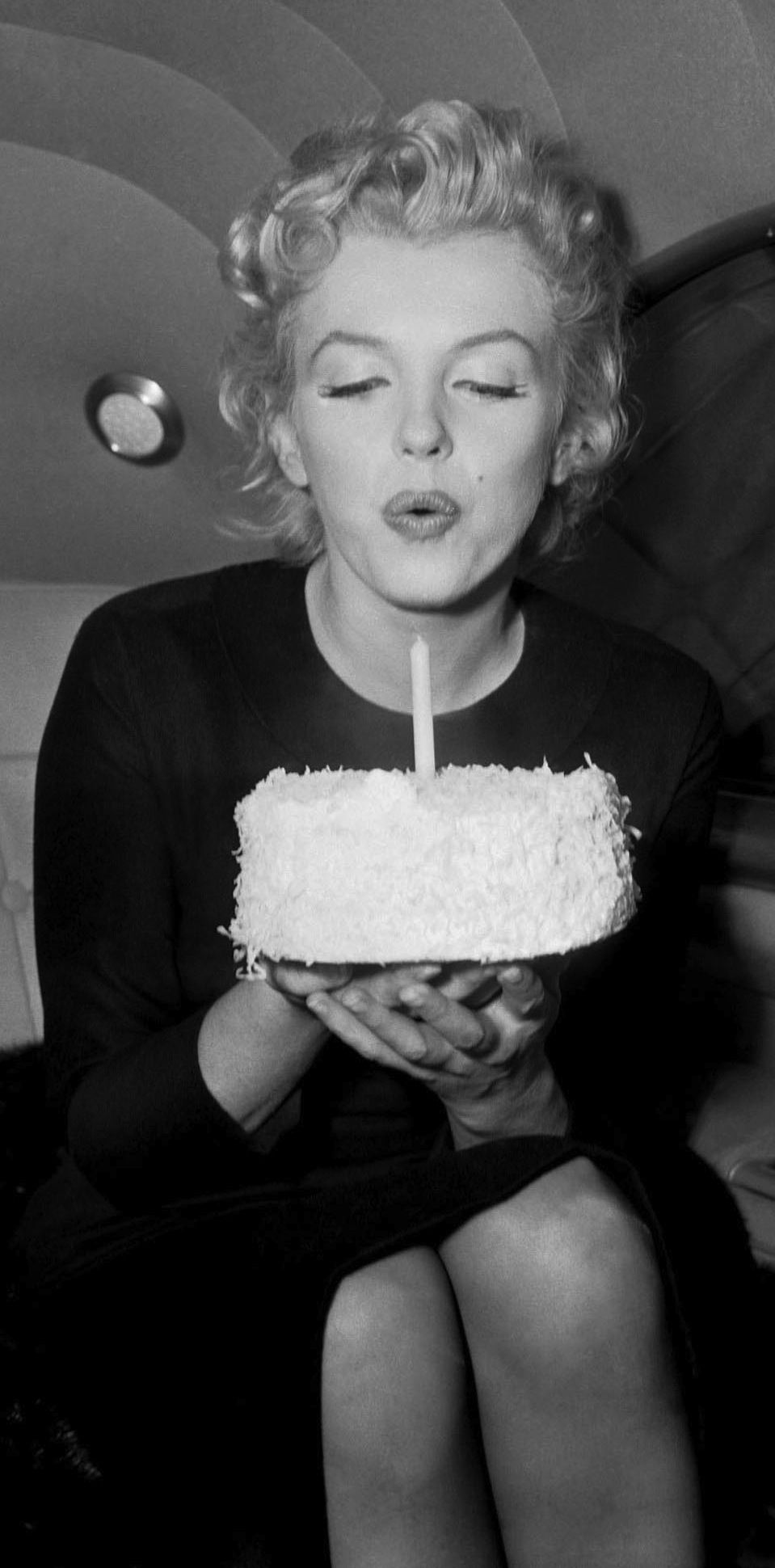 Detail Marilyn Monroe Birthday Cake Photo Nomer 11