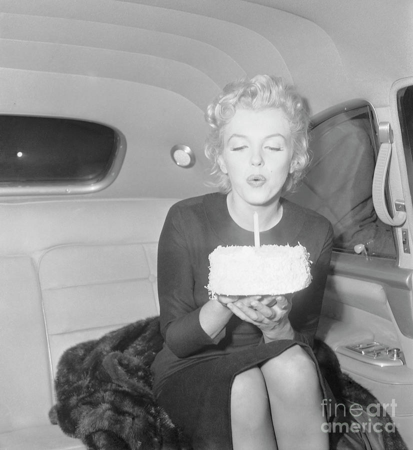 Detail Marilyn Monroe Birthday Cake Photo Nomer 23