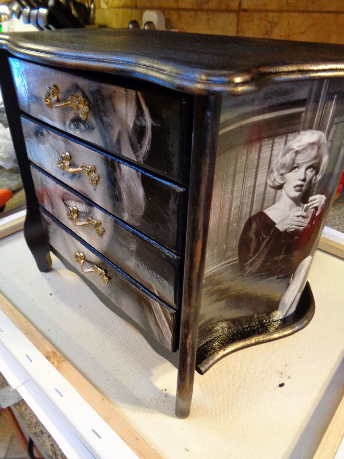 Detail Marilyn Monroe Furniture Transfer Nomer 5