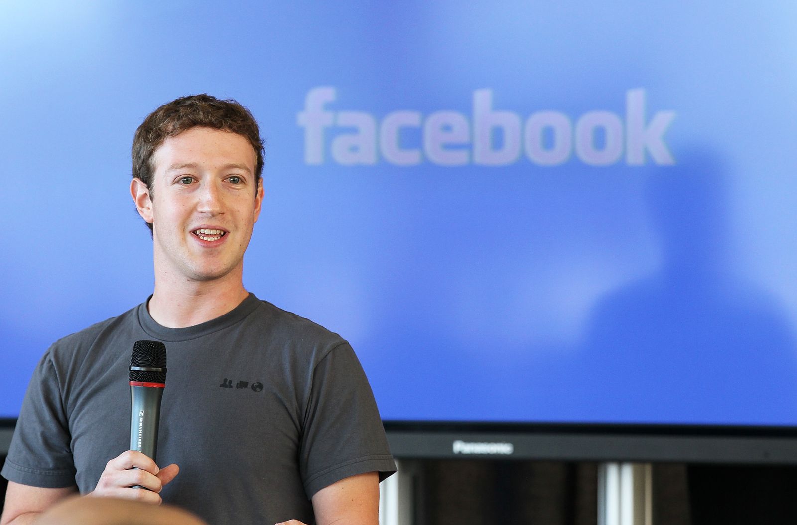 Detail Mark Zuckerberg Background Nomer 27