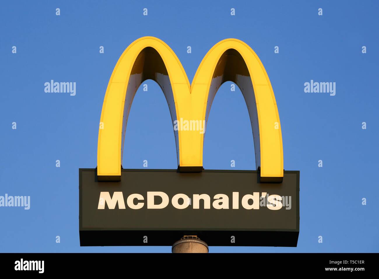 Detail Mcdonalds Logo 2018 Nomer 19