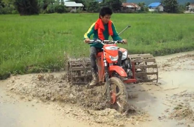 Detail Membajak Sawah Dengan Traktor Nomer 13