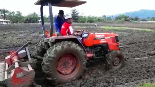 Detail Membajak Sawah Dengan Traktor Nomer 35