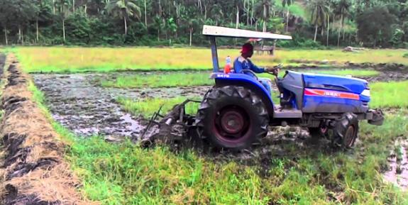 Detail Membajak Sawah Dengan Traktor Nomer 40