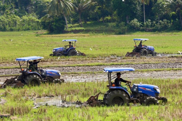 Detail Membajak Sawah Dengan Traktor Nomer 48