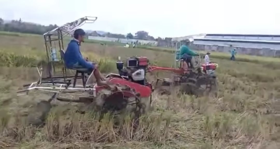 Detail Membajak Sawah Dengan Traktor Nomer 50