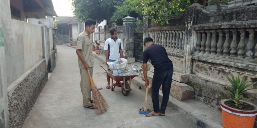 Detail Membersihkan Lingkungan Rumah Nomer 42