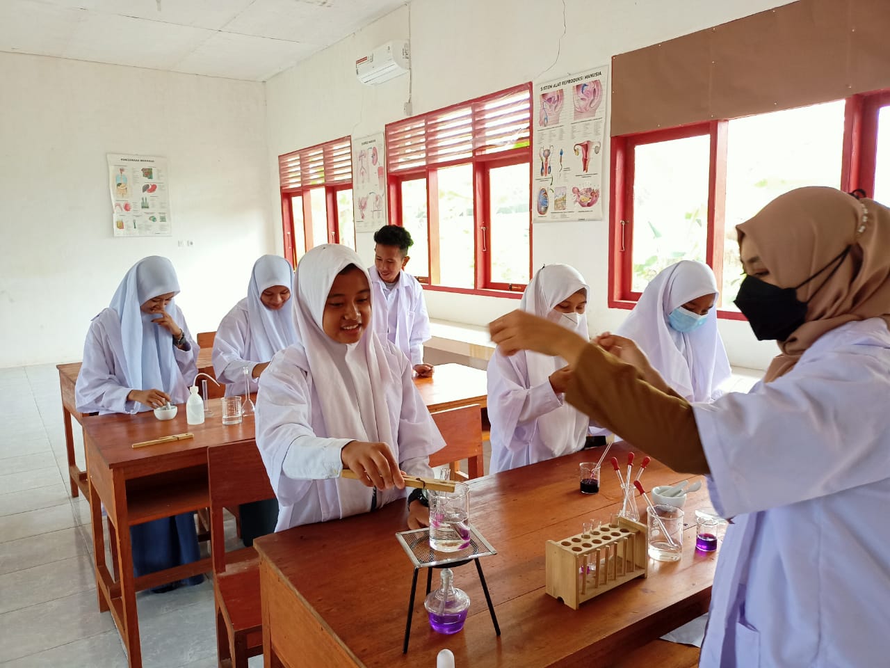 Detail Membuat Gambar Animasi Praktikum Kimia Nomer 33