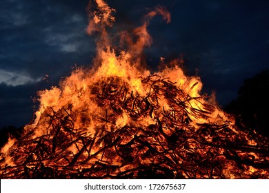 Detail Picture Of A Bonfire Nomer 20