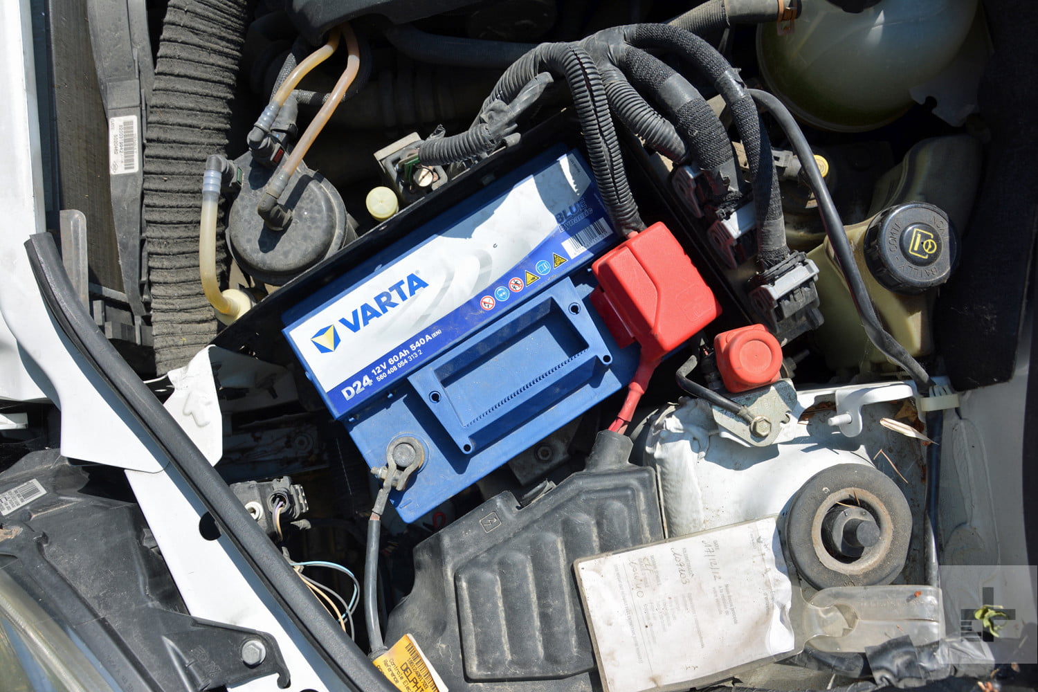 Detail Picture Of A Car Battery Nomer 25