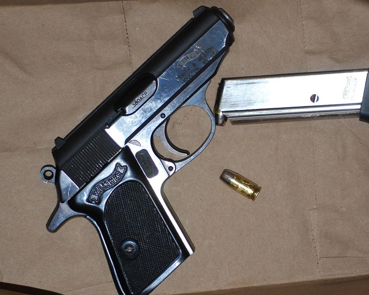 Detail Picture Of A Hand Gun Nomer 39