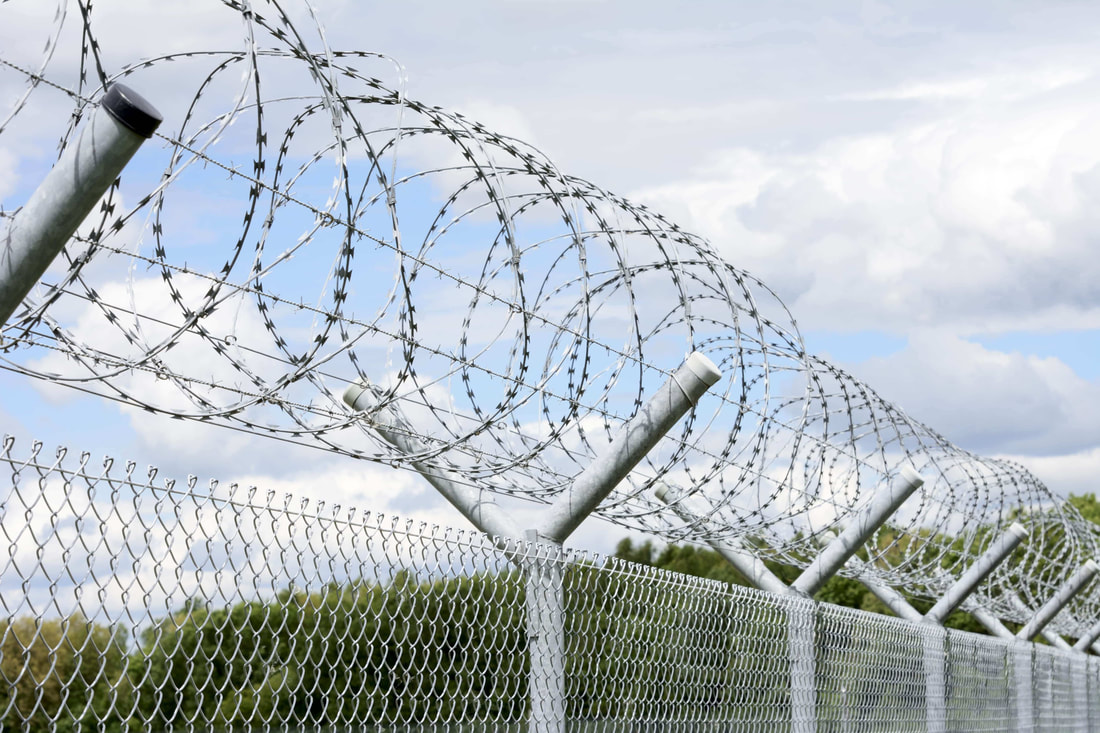 Detail Picture Of Barbed Wire Fence Nomer 26