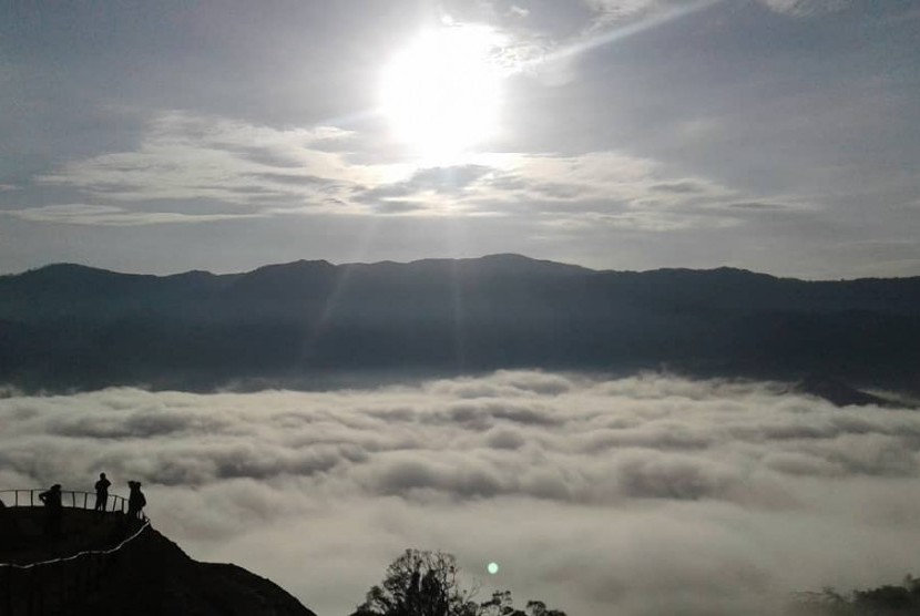 Detail Di Atas Awan Nomer 12