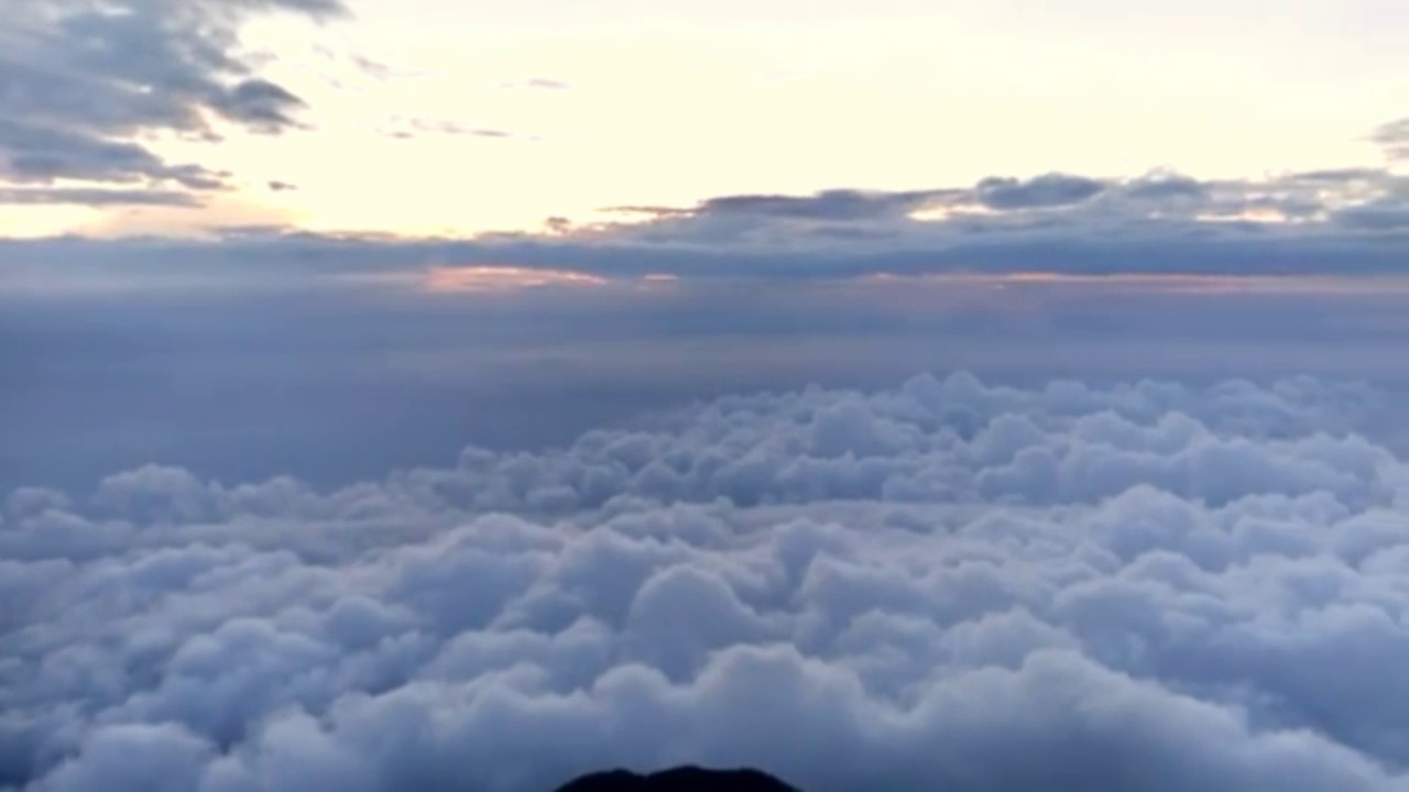 Detail Di Atas Awan Nomer 22