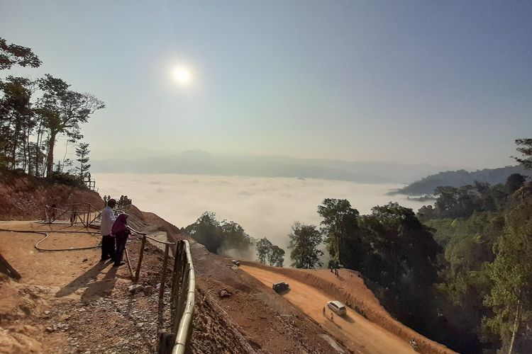 Detail Di Atas Awan Nomer 29