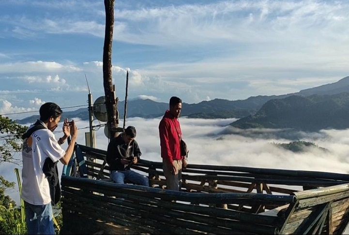 Detail Di Atas Awan Nomer 40