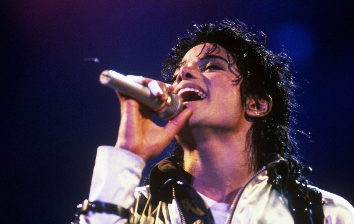 Detail Pictures Of Michael Jackson Singing Nomer 2