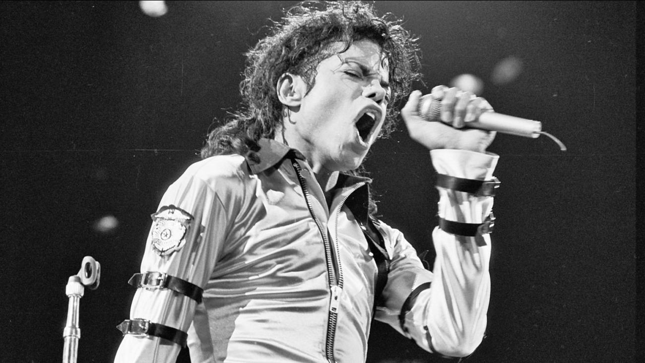 Detail Pictures Of Michael Jackson Singing Nomer 14