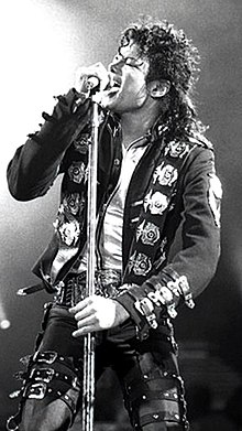 Detail Pictures Of Michael Jackson Singing Nomer 3