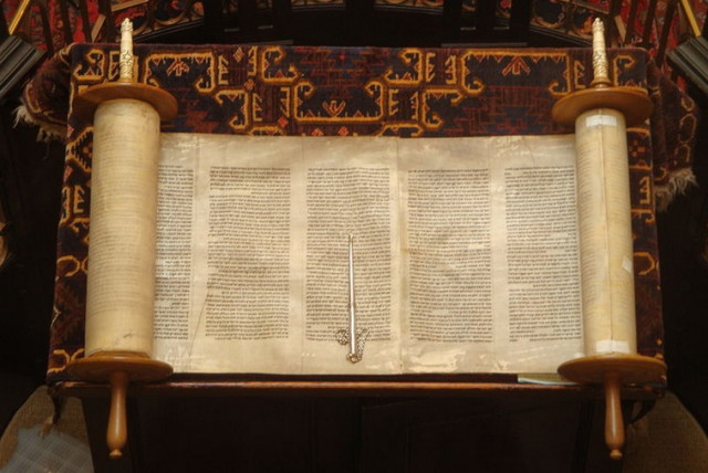 Detail Pictures Of The Torah Nomer 2