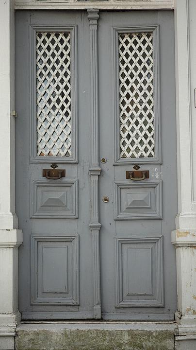 Detail Pintu Abu Abu Nomer 5