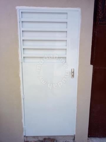 Pintu Besi Belakang Rumah - KibrisPDR