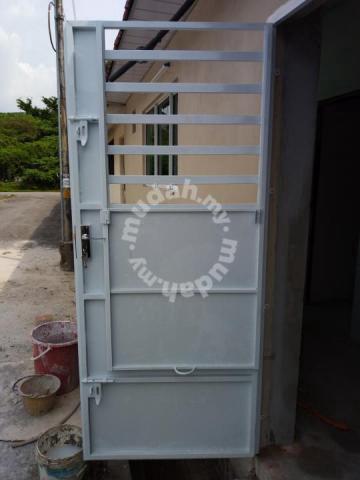 Detail Pintu Besi Belakang Rumah Nomer 4