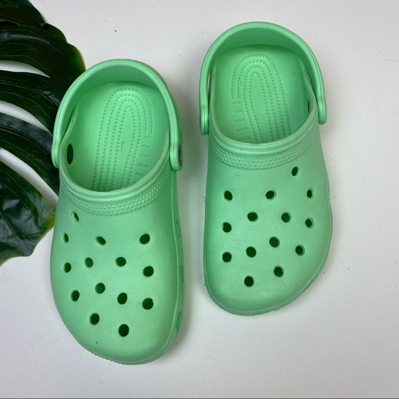 Detail Pistachio Color Crocs Nomer 40