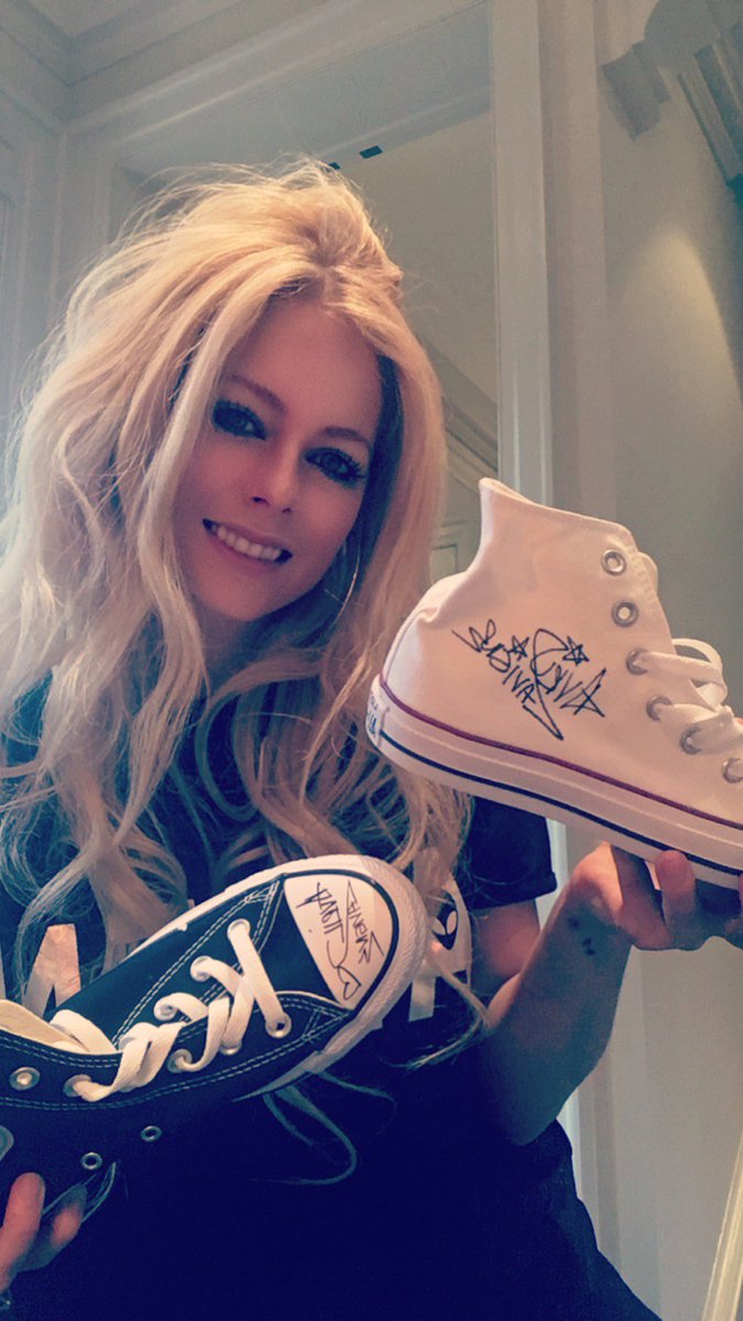 Detail Avril Lavigne Converse Nomer 3