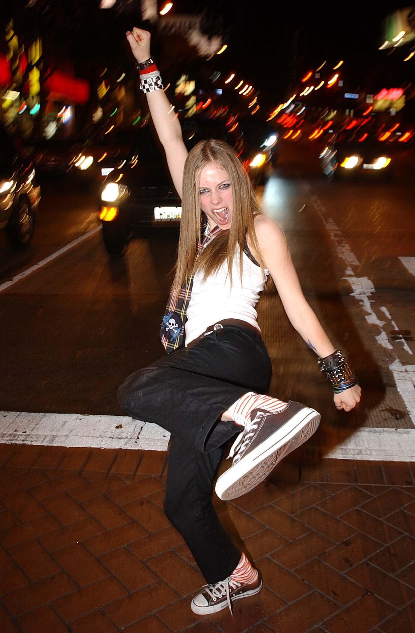 Detail Avril Lavigne Converse Nomer 8