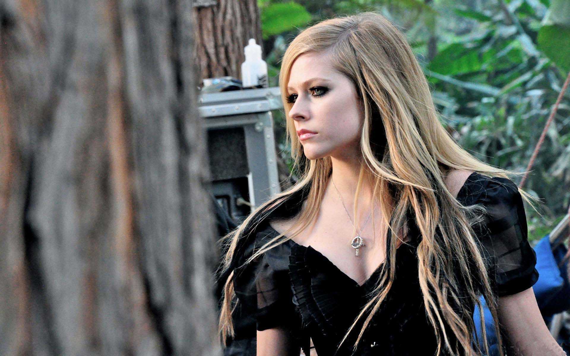 Detail Avril Lavigne Download Nomer 38