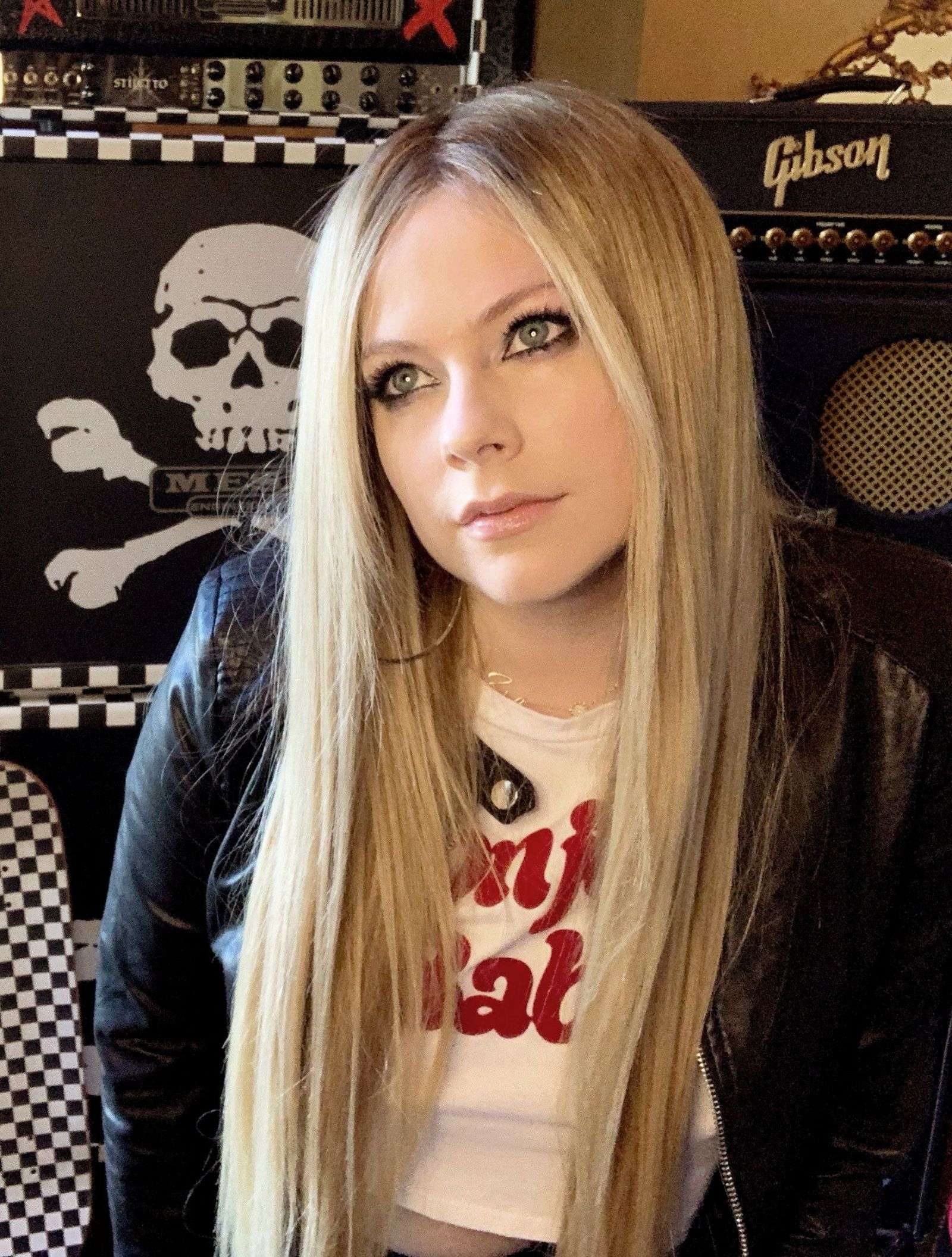 Detail Avril Lavigne Hd Nomer 40