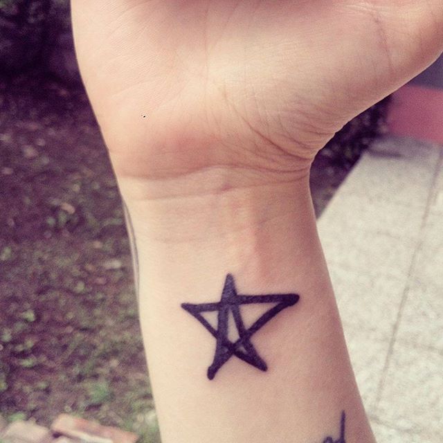 Detail Avril Lavigne Star Tattoo Nomer 15