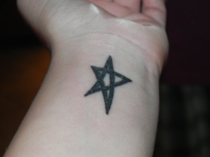 Detail Avril Lavigne Star Tattoo Nomer 26