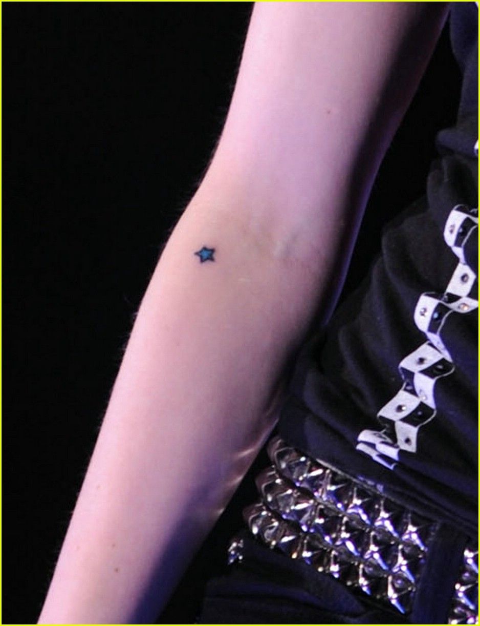 Detail Avril Lavigne Star Tattoo Nomer 3