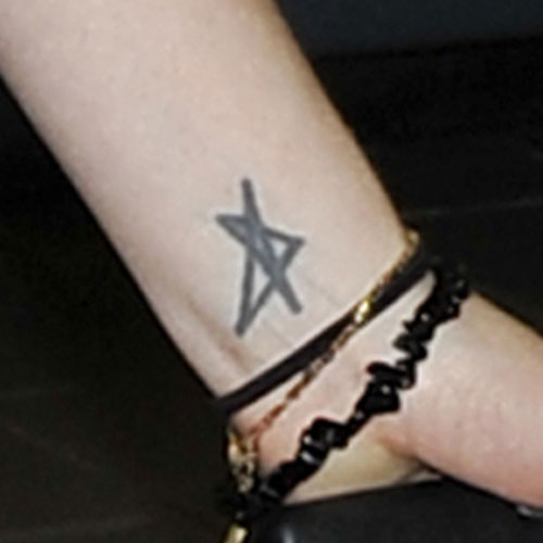 Detail Avril Lavigne Star Tattoo Nomer 5