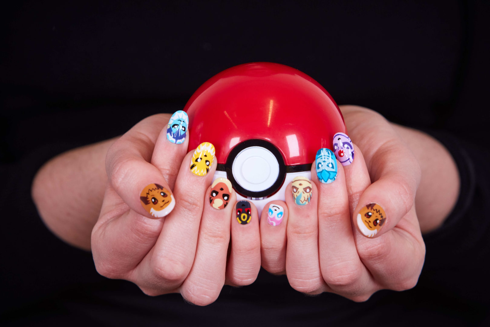 Detail Pokeball Nail Art Nomer 37