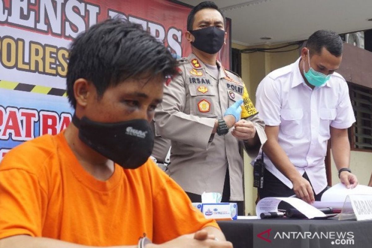 Detail Polisi Menangkap Penjahat Nomer 49